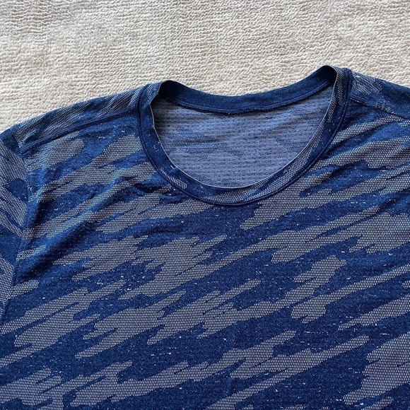 Lululemon Metal Vent Breathe Short Sleeve
Scatter Surface Tempest Blue Midnight - Picture 3 of 6